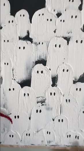 Making the viral ghost art w/ an old canvas using joint compound + cardboard. Easy Halloween DIY👻