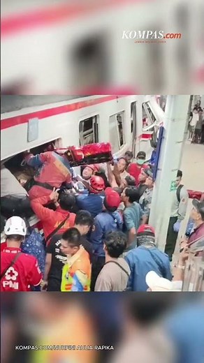 Detik-detik Evakuasi Korban di Gerbong KRL yang Ringsek