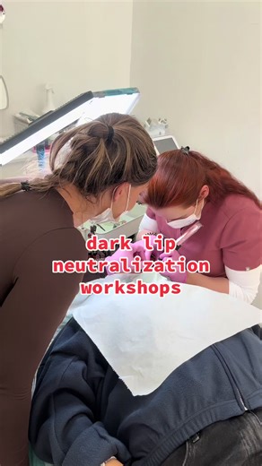 ✨ Dark Asian Lip Neutralization Workshop ✨ In this video, I’m sharing a moment from our workshop focused on pigmentation of dark Asian lips and the science behind it. This procedure is not about adding color right away — it’s about neutralizing dark or cool undertones first. For this type of lips, we mainly work with orange and warm corrective pigments, which help balance melanin-rich areas and create a healthy, even base. Only after proper neutralization can we safely build the desired lip colo