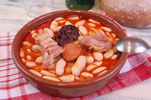 Fabada asturiana. Receta española fácil para entrar en calor