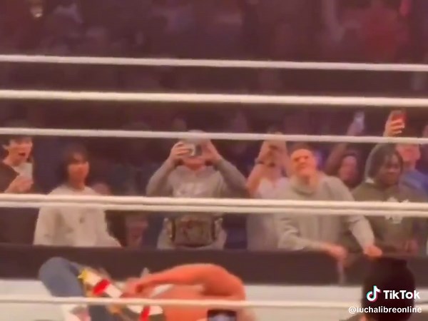 Cody Rhodes revirtió la package piledriver de Kevin Owens y se llevó a casa el Winged Eagle en Jacksonville. Fue una gran noche. 📹: TeamCody #wwe #codyrhodes #wrestlingtiktok #wrestling #fyp