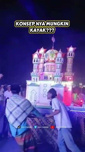 Ini Konsep nya Gimana, Kok Miniatur Masjid nya di puter-puter begitu. 🤭