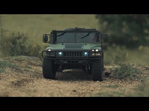 1/10 RC Humvee (HMMWV) - Two chicks going crazy!
