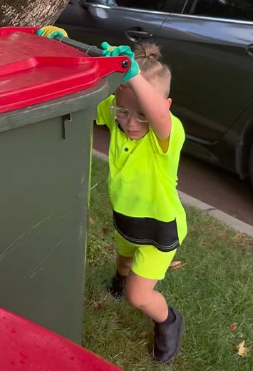 #rubbish #recycle #bins #garbage #garbagetruck #hardwork #rubbishtruck #truck #trash #boss
