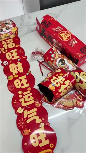 When pasting Spring Festival couplets on the entrance door a small method to prevent d