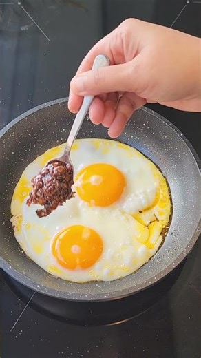 Sunny Side Egg with Spicy Oyster Mushroom Sauce 🍳🔥