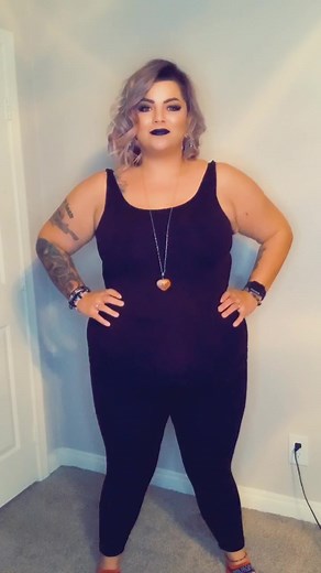 Bridesmaid in a pinup wedding this week and did a rough hair/makeup test 😘