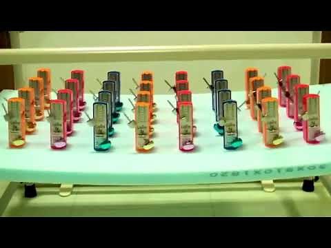 Kuramoto model of synchronisation: 32 metronomes synchronise themselves