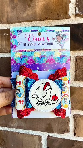 Aura die 70 | 4 inches ✨ Fairytale inspired and full of classic charm. Available at Mariatreto.com If you’d like a step-by-step tutorial on this bow, comment TUTORIAL below and I’ll film it for you.@mariatretodiyco @Maria Treto DIY @Eina's Blissful Bowtique #diecut #sizzix #fauxleatherbows #tutorials #troqueles