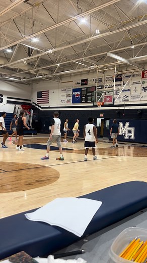 pre- Turkey 🦃 Day scrimmage for Bears 🏀 (shout-out to some former Bears for helping out) season opens Wed Dec 3 at NCLA GO 🐻 | Go Bears Athletics