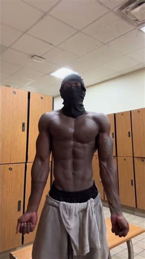 Who Is This Masked Bodybuilder? 🔥 Full Posing Routine