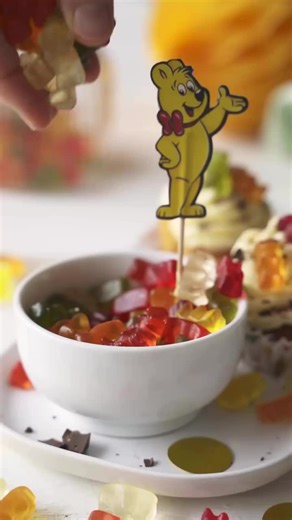 Klein, aber fein – das muss unsere Reibe sein. 😍 Mit unserer „Zenker meets HARIBO“ Reibe könnt ihr diverse Lebensmittel fein reiben – so wie beispielsweise Schokolade für diese köstlichen Orangen-Stracciatella-Cupcakes. 🍊🍫 Auf die fertigen Cupcakes noch einen Party-Picker mit Goldbär-Motiv und leckere @haribo_deutschland Goldbären und fertig sind die köstlichen Küchlein. 🧁 Orangen-Muffins mit Stracciatella-Buttercreme Für 12 Stk. 150g Zucker 2 Ei 160ml neutrales Öl etwa 120ml Milch 2 TL Back