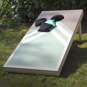 Notre table de jeu et de jardin 2 en 1 est un succès pour tout barbecue en plein air. Grâce aux pieds rétractables, la table peut être facilement convertie en un jeu familial et confortable ou être rapidement rangée. Montrez-nous votre projet dans les commentaires. ⬇️ | Bosch DIY and Garden