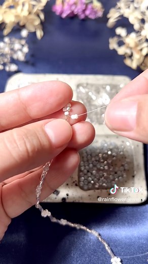 I want to show you a small tutorial on weaving a chain for a phone made of silver beads🤍 #phonechain #beadedchain #jewelrytutorial #makingjewelry #handmadeaccessories #diyaccessories #seedbeadjewlery #seedbeads #seedbead #seedbeadtok #tutorial #glass #silver #beads #accesorios #chain #minimalism #cutejewelry #foryou