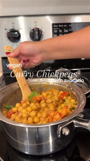 Would’ve easily been 10/10 if I didn’t forget to add the coconut milk at the right time #veganrecipes #currychickpeas