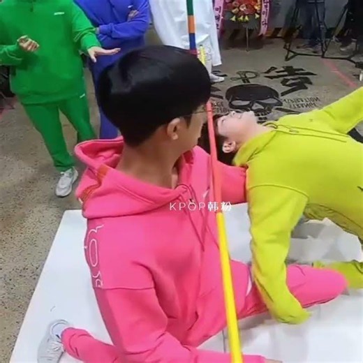 The tallest and shortest players in the limbo game, really a good match 😂#seventeen #mingyu #woozi
