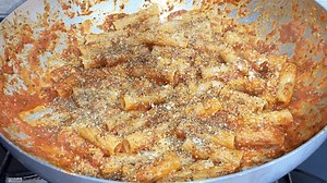 Questa pasta la chiamiamo simpaticamente “marinara” ma in realtà di mare non c'è proprio nulla. Si tratta di una pasta al pomodoro semplice e molto sfiziosa con aglio e origano, vi va di provarla? INGREDIENTI PER 4 PERSONE 400 g di pasta 600 ml di salsa di pomodoro 3 spicchi d'aglio 1 cucchiaio di origano secco Sale fino q.b. 2 cucchiai di olio evo 4-5 cucchiai di parmigiano Peperoncino 1. Portate una pentola piena d'acqua sul fuoco, coprite ed attendete che arrivi a bollore 2. Nel frattempo met