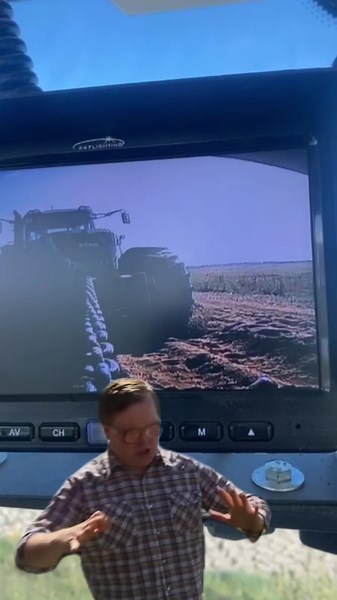 Fendt drivers when they get rescued by a John Deere… #fendt #johndeere #rescue #stuck #tractor #tractorfails #farmlife #agriculture