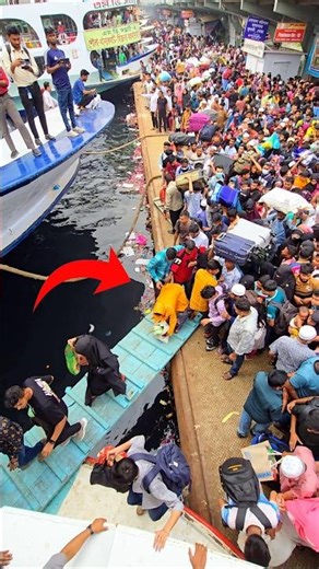 লঞ্চের সিঁড়ি নামানোর আগেই যাত্রী লঞ্চে উঠবে। #shots #launch #travel #cargoconnect #automobile #ship