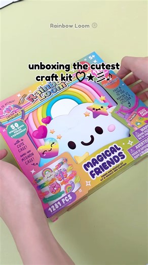 Unboxing a kit that smiles at you :) It’s on our wishlist this year! 🌟🎁