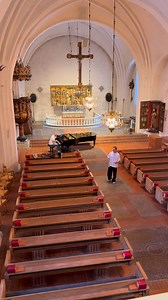 Anthem är nog en av mina absoluta favorit musikal låtar. 2023 så fick jag den stora äran att sjunga den på slottet när Kung Carl XVI firade 50 år på tronen. Jag stod där framför alla dessa uppklädda människor och kungligheter från hela Europa och det enda jag kunde tänka på när introt började var... VAD ÄR DET FÖR TEXT...HUR BÖRJAR LÅTEN..? PANIKEN... Jag sa till mig själv, bara slappna av. Det kommer att komma när du väl öppnar munnen..... o mycket riktigt så kom orden och jag lyckades hålla lu