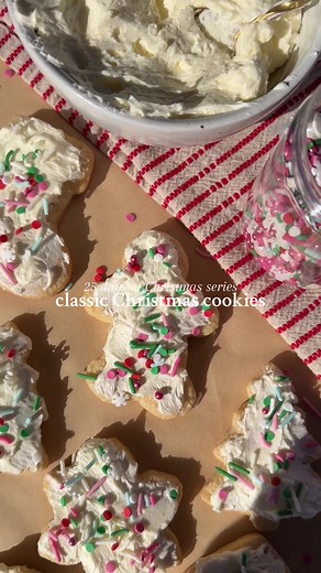 Christmas sugar cookies I have finally perfected the perfect Christmas sugar cookie recipe! These come together in one bowl, chill for one hour and taste absolutely delicious! Try it and tag me! d’EATS -1/2 cup soft butter -1/2 cup sugar -1 egg -1 tsp vanilla -1 1/2 cup all purpose flour -1/4 tsp baking soda -1/4 tsp baking powder -1/8 tsp salt Frosting -1/2 cup soft unsalted butter -1 1/2 cup powdered sugar sugar -2 tbsp milk -1 tsp vanilla How too: Start by preheating your oven to 350F In a la
