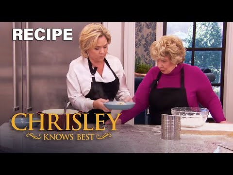 Julie And Nanny Faye Make Chicken & Dumplings | What's Cooking With Julie Chrisley