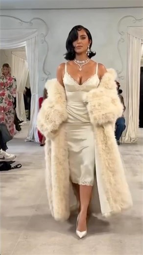 Kim Kardashian Bedroom Glam @ Balenciaga Haute Couture PFW Show #kimkardashian #fashionpolice #pfw