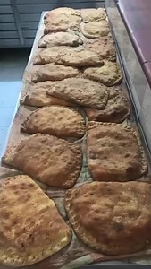 TUTORIAL Sua Maestà “LA SCACCIATA SCORDIENSE “ ♥️ Cuocere a 220º/250º x circa 30 minuti Impasto per Pane o Pizza 🍕 Farina di Grano Duro By Enzo Favara - Scordia Ah dimenticavo, perdonatemi per la “Selvaggia” ahah volevo dire Selvatica ! 😂 | Scordiensi In The World