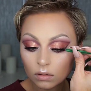 Pink Eyeshadow Tutorial Products in sort of order: @makeupforeverus Skin Booster Serum, Ultra HD Foundation in Y245, and Concealer in Y49 @tartecosmetics Shape Tape in Light Neutral @anastasiabeverlyhills Taupe Dip Brow and @nicoleguerriero Glow Kit @katvondbeauty Lock-It Brightening Powder in Golden and Lock-It Setting Mist @nyxcosmetics Contour Palette @doseofcolors Marvelous Mauves Palette @morphebrushes 12S Palette @marcbeauty Lush & Libido Air Blush @kikomilano Gentle Champagne Fluid Highli