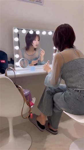 まるり MARURI on Instagram: "マネージャーの隠し撮りパート3😂メイク道具すぐ汚くなるの私だけ？♫Blue knock /まるり#オリジナル曲 #新曲"