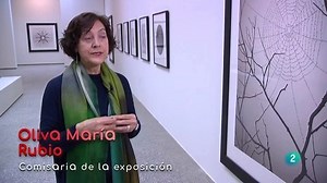 Chema Madoz es uno de los fotógrafos españoles que goza de más prestigio por parte de crítica y público. Su poesía icónica está construida mediante bellas metáforas visuales. Generalmente, Madoz fotografía unos particulares ‘bodegones’ de objetos diversos entre los que se establecen insólitas asociaciones. No obstante, la naturaleza también está presente de forma explícita o sutil en sus fotografías. La actual exposición del Real Jardín Botánico titulada ‘La naturaleza de las cosas’ hace hincapi