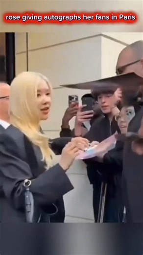 rose signing fans albums and taking pics with them💞#beautiful#viral#viralvideo#kpop