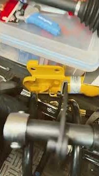 Compressing the front spring with Bilitools B1F91604 heavy duty strut spring compressor 2006 CRV￼