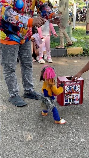 Hooray, the string puppets are dancing in front of Mas Ganteng 🥰❤️