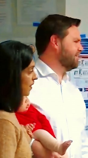 JD & Usha with their adorable baby girl Mirabel — the moment that melts everyone’s heart 💗✨ Read more 👉🏻 https://news24h.feji.io/blog/jd-vance-and-his-daughter-moments-that-show-the-man-behind-the-title-hai #JDVance #UshaVance #MirabelVance #VanceFamily #FamilyMoments #WashingtonJournal | Washington Journal