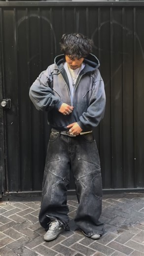 @lineage.clo on Instagram: "SIGN UP FOR EARLY ACCESS TO SECURE YOUR CHANCES OF SNAGGING A ZIPUP. ONLY 75 WILL DROP EACH COLOR [FADED CHERRY RED AND FADED BLACK] AND THEY'LL RETAIL AT $88 USD. ZIPUPS RELEASE 12/26 11:30AM PST FOR EARLY ACCESS MEMBERS AND 12PM PST FOR EVERYONE ELSE. DON'T MISS OUT."