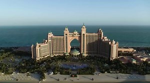 ¡El sol y la arena te están llamando! Nuestras playas han abierto de nuevo, prometiendo las mismas impresionantes aguas azules y arenas blancas con las que está familiarizado. Las pautas de distanciamiento social e higiene están en su lugar, asegurándonos de que esté seguro, mientras se divierte. Nos vemos pronto #Cuidate #VisiteDubai | Visit Dubai - Visita Dubai