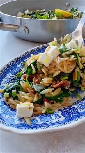 Makaron orzo ze szpinakiem i fetą | Kwestia Smaku