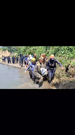 EL CUERPO TRASLADADO A LA MORGUE DEL INACIF DE MAZATENANGO SUCHITEPÉQUEZ En estos momentos termia el procedimiento de parte de Perito del Ministerio Público, el cuerpo que fue localizado en el rio brisas del Mocá, Policía Nacional civil traslada al INACIF de mazatenango. Resignación para toda la familia de Santiago Atitlán. Es un arduo labor que realizaron varias instituciones en dicho rescate. | Nico Sisay Periodista Noticias Chicacao Suchitepéquez