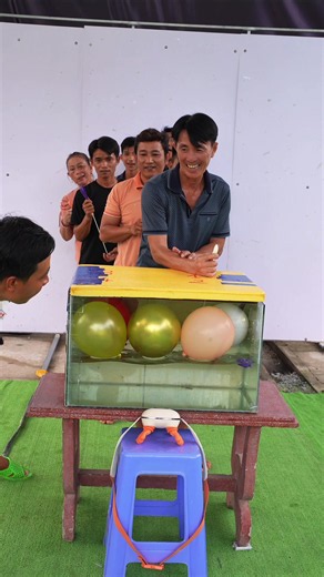Trò chơi gim bể bong bóng trong hồ nước #phuoclay | phuoc lây