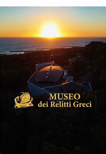 Teaser Discovery Gela - Ep 4 ⚓ Domani si apre una nuova pagina della storia di Gela. Insieme a Domenico Russello oggi siamo stati al Museo dei Relitti Greci per raccontare uno dei luoghi più attesi degli ultimi anni. Il museo sarà visibile al pubblico a partire dal 25 febbraio 2026 e custodisce un autentico capolavoro dell’archeologia navale: la nave arcaica “Gela 1”, databile tra il VI e il V secolo a.C., rinvenuta nel 1988 nei fondali davanti alla costa di Gela. Lunga oltre 17 metri, era un’im