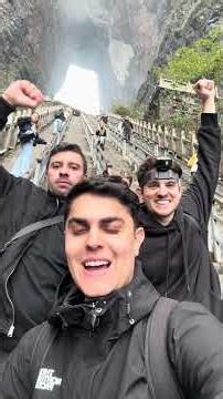 Subindo os 999 degraus da Tianmen Cave na China!