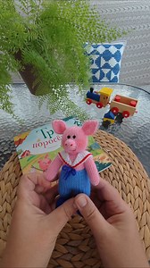 Who ever said pigs can’t be absolutely adorable and packed with personality? 🧶🐷💖 These friendly knitted pigs are the kind of project that makes your heart do a happy little dance as they come to life stitch by stitch. Round snouts, happy ears, and that charming look that says, “Yes, I’m cute and I know it!” 😄✨ They’re the perfect companions for a cozy evening of knitting – the kind of toys that make you giggle, relax, and feel totally proud of your crafting skills. Soft, squishy, full of cha