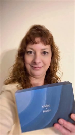 Sandrine on Instagram: "🩵 Blissim 🩵 #collaborationcommerciale Hello, la box de février délivre un joli message ce mois ci c’est celui de prendre soin de soi avec douceur et cocooning. La box hydratation Endro est une routine complète de 4 produits skincare, enrichie en acide hyaluronique, pour une peau souple, confortable et repulpée. 🩵 Sérum Hydratant Endro, l’incontournable pour une peau repulpée dès les premières applications. 🩵 Contour des yeux Endro, hydrate, lisse et réveille le regard