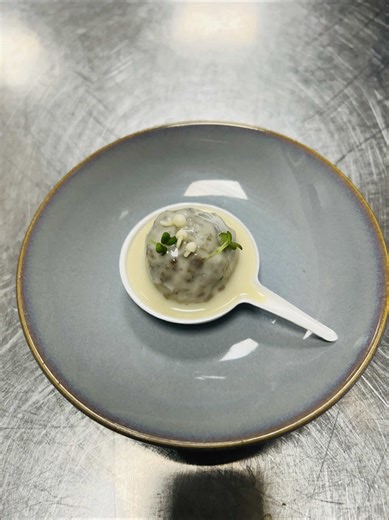 Champignons farcis de Duxelles, sauce Villleroy. Recette réalisée dans un menu en l’honneur du chef Antonin CARÊME. #champignon #champignondeparis #champignons #duxelles #creativité