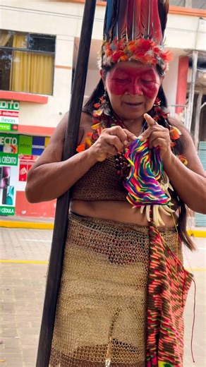 Sara - Mujer de la nacionalidad Waorani . Los Waorani (o Huaorani) son un pueblo indígena de la Amazonía ecuatoriana, conocidos por su fuerte conexión con la selva, su idioma aislado (Wao Terero), y su lucha histórica por defender su territorio ancestral (incluyendo parte del Parque Nacional Yasuní) 🍃🍂🦋🪲🐜🕸️🐵#wilophotograph #puertomisahualliamazonia #amazoniaecuatoriana #cuidemosalosmonosdemisahualli #monocapuchinomisahualli | Wilo Manzaba