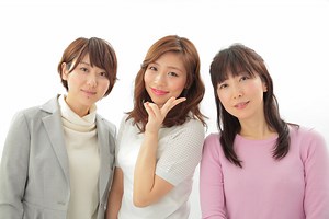 写真写りを良くするには？ スリム&小顔に写る姿勢術 [メイク・メイクアップ] All About