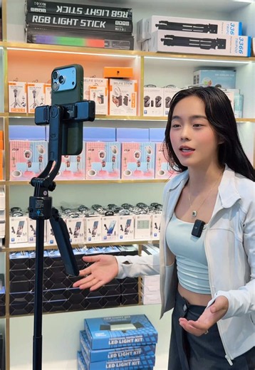 AI Tripod စကားနားထောင်ပြီး မငြိုမငြင်လိုက်ရိုက်ပေးတဲ့ အားကောင်းတဲ့ ကင်မရာ Tripod