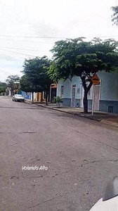 Nos vinimos a recorrer Las Quintas, uno de los barrios más tradicionales y queridos de Girardot. Un lugar marcado por su parque, la Universidad Piloto, la Avenida Los Panches, la histórica venta de masato y pasteles con más de 20 años, y esos sitios que hicieron parte de la vida de miles de girardoteños. Aquí no solo hay calles, hay recuerdos, historias, sabores y momentos que siguen vivos. Si creciste en Las Quintas, si pasaste por aquí, o si este barrio fue parte de tu historia… 💬 cuéntanos e